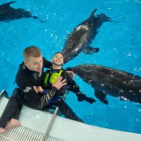 UPDATE 11.07.2025 – Terapia cu delfini l-a ajutat enorm, acum Nicolas continuă recuperările pentru o nouă șansă la mobilitate